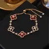 Elegante Pulseira de Cordão com Trevo da Sorte de Quatro Folhas Imitação de Madrepérola Natural para Mulheres Pulseira de Flores para Mãos com Toque de Luxo Leve Acessórios