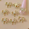 Accesorios para Uñas: Mariposa de Perla Combinada con Corbata de Metal con Diamantes Incrustados en Oro, Moño para Uñas Tridimensional de Estilo Japonés, Simple y Versátil