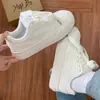 Zapatillas Blancas 2026 Primavera y Otoño Nuevo Diseño de Nicho Modernas Versátiles Zapatillas para Mujer Ins Cómodas Zapatos de Pan Harajuku