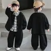 Conjunto de Primavera y Otoño para Niños 2026 Nuevo de Moda Estilo Coreano Camisa Chaqueta para Niños Conjunto de Tres Piezas Ropa Fresca y a la Moda para Niños