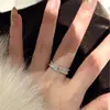 Anillo Exquisito de Lujo Ligero para Mujer, Sencillo y Moderno, Versátil Anillo Abierto de Nicho Popular en Internet, Anillo de Dedo Índice con Personalidad de Estilo Trendy Ins
