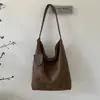 Bolsa de camurça mais vendida transfronteiriça para mulheres, nova bolsa tote retrô da moda 2026, bolsa versátil de ombro e debaixo do braço