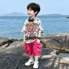 Roupas de Verão para Meninos 2026 Novo Estilo Roupas Infantis Estilo Coreano Manga Curta Casual Roupa de Trabalho Shorts Conjunto de Duas Peças para Crianças Pequenas e Médias