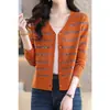 Nueva colección de otoño estilo coreano: Cárdigan de punto a rayas con cuello en V, un top elegante para mujeres de mediana edad, una prenda exterior de moda