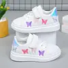 Nueva colección primavera y otoño 2025: Tenis blancos para niñas con diseño de mariposa bordada, con correas de velcro y suelas suaves, perfectos para uso casual y deportivo