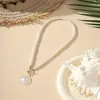 Um Colar com Pingente de Acrílico a Laser e Pérola de Imitação é Elegante, Moderno e Simples