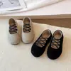 Zapatos Planos de Moda para Niñas Mary Jane de Piel Gamuzada 2026 Primavera y Otoño Nuevos Suela Suave Versátiles Estilo Ballet Tira Cruzada