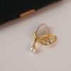 Broche de pérola borboleta de imitação de alta qualidade fritillary feminino requintado 2022 outono e inverno nova moda terno alfinete acessórios atacado