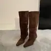 Botas western de bico fino e salto alto retrô, novo estilo 2026, estilosas, elegantes, emagrecem, de cano curto, camurça, e de tornozelo