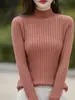 Top básico de algodón acanalado de cuello alto medio para mujer, con rayas verticales adelgazantes, perfecto para usar solo o como capa debajo de un traje o abrigo.