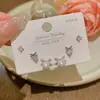 Versión Coreana Aguja de Plata S925 Una Tarjeta Tres Pares de Aretes Iridiscentes, Sensación de Lujo Ligero de Alta Gama, Aretes Nicho Versátiles Frescos de Verano