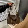 Bolsa de grande capacidade transfronteiriça, bolsa tote com corrente da moda, nova coleção outono 2026, bolsa de ombro/transversal casual retrô para o dia a dia