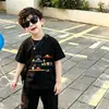 Verão 2026 Novo Estilo Camiseta Infantil Estilo Coreano Estampada de Manga Curta Camiseta Versátil da Moda de Algodão de Manga Curta para Meninos Crianças Pequenas e Médias