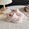 Tênis Esportivo Infantil 2026 Modelo Novo de Primavera para Meninas Sapatos Casuais Antiderrapantes para Crianças Pequenas Versátil Couro Solado Macio Tênis de Corrida