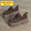 Novos Sapatos Birkenstock Retrô de Sola Grossa para Mulheres, Outono 2026, Mocassins que Aumentam a Altura para Mulheres Baixas, Sapatos Individuais de Camurça Marrom para Atacado