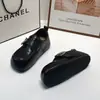 Sapatos Mocassins com Velcro Femininos Sola Grossa Aumento de Altura 2026 Outono Novo Feios Fofos Sapatos Pão Estilo Britânico Cabeça Grande Sapatos Pequenos de Couro