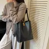 Bolso de Axila de Alto Valor Retro Bolso para Viajes Diarios para Mujeres 2026 Otoño Temprano Nuevo Bolso Cubo Simple de Gran Capacidad Bolso Cruzado