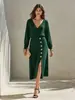 Conjunto de dos piezas de punto estilo europeo y americano con cuello en V y falda de abertura abotonada, elegante conjunto de dos piezas multicolor para mujer para ir al trabajo