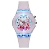 Nuevo reloj KT con diseño de gato y dibujos animados, luminoso, LED, de silicona, para niños y niñas, para escuela primaria y mujeres, venta al por mayor.