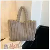 Nuevo Bolso de Peluche Otoño e Invierno para Mujer, Bolso Tote Lindo Estilo Coreano con Bola de Pelo, Bolso de Hombro de Moda Versátil de Imitación de Piel de Zorro