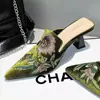 Sapatos de Salto Meio Sapato Bico Fino 2025 Novo Verão Sapato Bordado Francês Novo Chinês Sapatos Mule de Alta Qualidade para Mulheres Usarem Fora