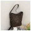 Bolsa de Mão Grande Estampa de Leopardo 2025 Outono Nova Camurça Retrô Simples Tote de Ombro ou Axila para Mulheres