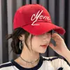 Gorra de Béisbol Bordada con Letra para Mujer Primavera Verano Versátil Ala Ancha Gorra Pico Ancho Circunferencia de Cabeza Grande Hace que la Cara se Vea Más Pequeña Estilo Coreano Sombrero