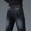 Calça jeans masculina com patches brancos desgastados para Primavera e Outono, corte slim, perna afunilada, elástica, moderna, estampada com strass, calça comprida casual