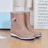 Novos sapatos d'água femininos para adultos, galochas de meia-panturrilha, sapatos de água de moda de verão com forro de fleece feminino, galochas antiderrapantes femininas, sapatos impermeáveis femininos