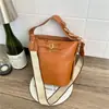 Bolsa de mão grande estilo vintage com toque de luxo, novo modelo de moda de nicho para o dia a dia, bolsa transversal de ombro único para mulheres