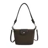 Bolso de Hombro Individual de Ante Retro 2026 Nuevo Estilo Nicho Versátil para el Trabajo Bolso Cruzado Correa de Hombro de Cuerda Retorcida Sensación de Alta Gama Bolso de Axila