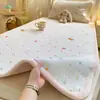 Cubrecama de tres piezas de doble cara de doble capa de gasa, terciopelo de leche, terciopelo de bebé, Clase A, protector de cama multifuncional para dormitorio de estudiante
