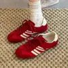 Zapatillas deportivas de cuero suave para mujer, ligeras, de suela blanda, versátiles, favorecedoras para el pie, zapatillas casual de moda, nuevo modelo 2026, zapatos deportivos blancos