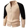 Suéter Cardigan Jaqueta Tricot Masculino Cruzado Outono/Inverno 2026 Gola Alta Color Block Zíper Tamanho Grande Moda Casual