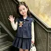 Nuevo Conjunto de Chaleco de Mezclilla y Falda Plisada para Niñas Lindo y Adorable 2026, Estilo Primavera y Otoño, Dulce Osito Moda para Niños