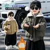 Jaqueta Infantil Forrada com Fleece 2026 Outono/Inverno Novo Estilo Meninos Estilo Coreano Bonito Estilo Hong Kong Jaqueta de Algodão Bebê Criança Pequena Roupas de Algodão Espessadas