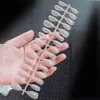 Unha peça de unha cor sólida brilhante nude usando uma unha pré-fabricada pasta completa para estender a peça de unha postiça uma geração de cabelo