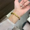 Pulseira de punho aberto com padrão de bambu dourado, elegante e vintage, perfeita como presente para o Festival do Meio Outono, uma joia delicada e única