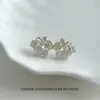 Pendientes lujosos y sofisticados con intrincados detalles de diamantes, en un tono blanco frío, que encarnan el estilo de una heredera adinerada, con un acabado fresco blanco plateado y llenos de diamantes, versátiles para mujeres
