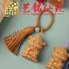 Llavero de gatito juguetón tallado en madera de azufaifo de Yiming Xianyuan, lindo colgante decorativo para mochila de pareja con borla temática de luna