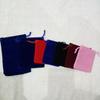 Los fabricantes venden exquisitas bolsas de terciopelo, que se pueden imprimir con logotipo en varios bolsillos con cordón según sea necesario.