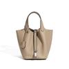 Bolso Cesta de Cuero Genuino para Mujer con Hebilla Plateada 2026 Nuevo Bolso de Mano de Moda Bolso Cubo con Patrón de Lichi Bolso de Dama