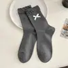 Calcetines de tela blanca Miu para mujer con lazo de encaje, calcetines holgados de dibujos animados, calcetines de media pantorrilla 25 Accesorios de moda de otoño Ins