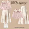 Conjunto de duas peças estilo preppy para meninas para o início do outono: moletom estiloso com gola Peter Pan, laço e saia branca em camadas