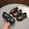 Sapatos de couro para meninas, nova coleção primavera/outono 2026, sapatos de princesa de sola macia, sapatos escolares para meninas, tamanhos médios e grandes, mocassins