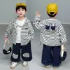 Conjunto Listrado Masculino Primavera e Outono 2026 Novo Estilo Coreano Conjunto de Duas Peças Estiloso e Moderno para Crianças Roupas de Bebê para Meninos