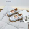 Zapatos de princesa poco profundos con adornos de encaje para bebé, nueva colección primavera 2025, zapatos pequeños de cuero simples y elegantes para niñas, modernos