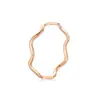Anel Curvo Onda Minimalista em Aço Titânio com Índice Dourado 18K para Mulheres, Joia de Mão Única Estilo Ins