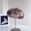 2025 Versão Coreana Novo Boina de Xadrez Britânico Feminina Outono Casual Quente Chapéu de Artista Versátil Estiloso Chapéu Abóbora