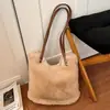Bolso de mano de felpa de gran capacidad para mujer, nuevo estilo 2026, de alta calidad, moderno y elegante, con diseño esponjoso